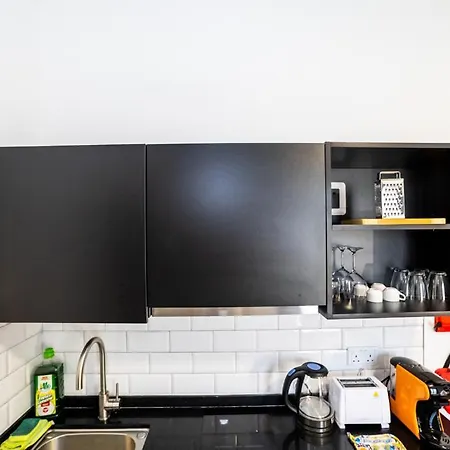 Comfortable In Great Location - By Hostmt Apartman