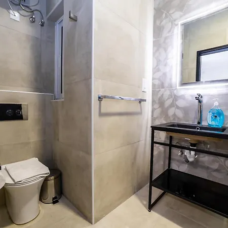 Comfortable In Great Location - By Hostmt Apartman *